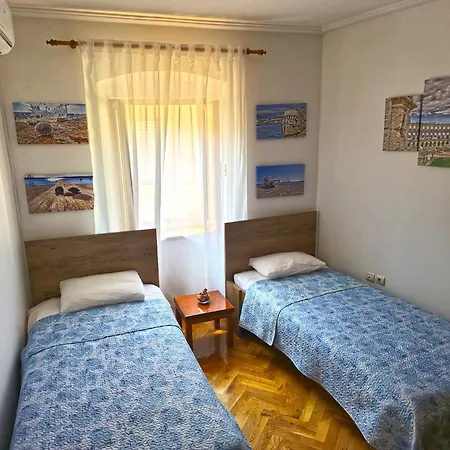 House Zofija 1672 * Πούλα